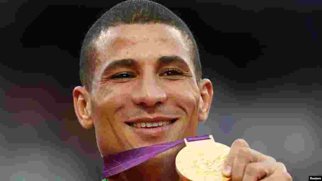 Taoufik Makhloufi, est un athlète algérien de 28 ans spécialiste des courses de demi-fond. Il aremporté le titre du 1 500 mètres lors des Jeux olympiques de 2012, à Londres.