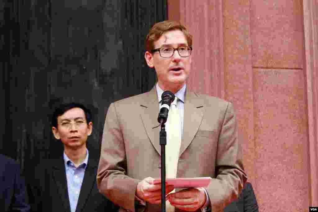 លោក​ Michael Newbill ឯកអគ្គរដ្ឋ​ទូត​សហរដ្ឋ​អាមេរិក​ស្តី​ទី ​ថ្លែង​ទៅកាន់​ភ្ញៀវ​កិត្តិយសក្នុង​ពិធីបើក​សម្ពោធ​ពិព័រណ៍​ដាក់តាំង​ថ្មដែល​អ្នកអវកាស​សហរដ្ឋអាមេរិក​យកមក​ពីឋាន​ព្រះច័ន្ទ កាលពី​ព្រឹក​ថ្ងៃចន្ទ ទី​១៨ ខែ មិថុនា ឆ្នាំ ២០១៨។ (ទុំ ម្លិះ/VOA)