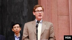 លោក​ Michael Newbill ឯកអគ្គរដ្ឋ​ទូត​សហរដ្ឋ​អាមេរិក​ស្តី​ទី ​ថ្លែង​ទៅកាន់​ភ្ញៀវ​កិត្តិយសក្នុង​ពិធីបើក​សម្ពោធ​ពិព័រណ៍​ដាក់តាំង​ថ្មដែល​អ្នកអវកាស​សហរដ្ឋអាមេរិក​យកមក​ពីឋាន​ព្រះច័ន្ទ កាលពី​ព្រឹក​ថ្ងៃចន្ទ ទី​១៨ ខែ មិថុនា ឆ្នាំ ២០១៨។ (ទុំ ម្លិះ/VOA)