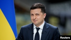 Presiden Ukraina Volodymyr Zelenskiy dalam konferensi pers di pabrik pesawat Antonov di Kyiv, Ukraina, 20 Mei 2021. 