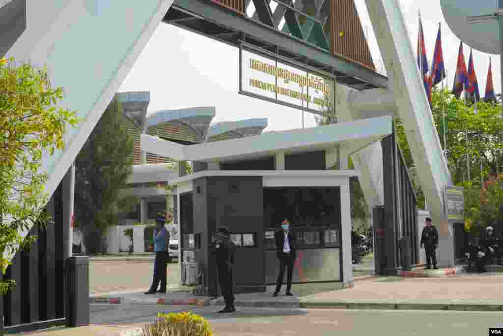 ទិដ្ឋភាព​កម្ពុជា​ត្រៀម​ទទួល​វ៉ាក់សាំង​​បង្ការ​ជំងឺ​កូវីដ១៩ SARS-CoV2 (Sinopharm) មក​​ពីប្រទេស​ចិន​ នៅ​អាកាស​យានដ្ឋាន​អន្តរជាតិ​ភ្នំពេញ​ ថ្ងៃទី៧​ ខែ​កុម្ភៈ​ ឆ្នាំ​២០២១​។&#160;(ខាន់​ សុគុំ​មនោ​/វីអូអេ)