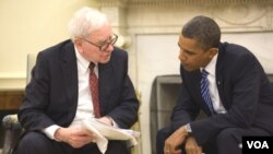 Milyarder Amerika Warren Buffett, yang mengusulkan 'Buffett Rule' berbicara dengan Presiden Obama (foto: dok).