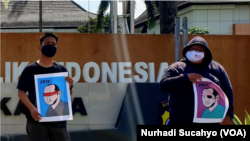 Aktivis KAMU membawa poster dan karangan bunga dalam aksi di Polda DIY, Senin 16 Agustus 2021. (Foto: VOA/Nurhadi