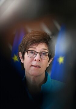 Menteri Pertahanan Jerman Annegret Kramp Karrenbauer membuat pernyataan saat ia tiba untuk pertemuan para menteri pertahanan Uni Eropa di gedung Dewan Eropa di Brussels, Kamis, 6 Mei 2021. (Foto: AP)