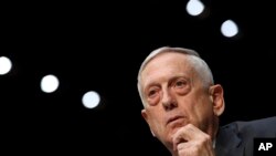 រដ្ឋមន្រ្តី​ការពារ​ប្រទេស​លោក Jim Mattis ស្តាប់​សំណួរ​មួយ​អំពី​កញ្ចប់ថវិការ​របស់​ក្រសួង​ការពារ​ប្រទេស​កាលពី​ថ្ងៃទី​២៦ មេសា​២០១៨​ ក្នុង​សវនាការ​នៅ​សេតវិមាន​រដ្ឋ​ធានី​វ៉ាស៊ីនតោន​។