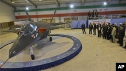 Jet tempur terbaru buatan Iran, Qaher-313, atau Dominant-313, diluncurkan oleh Presiden Mahmoud Ahmadinejad, didampingi para pejabat teras di Tehran (2/2). (Foto: AP)