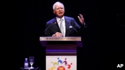 Perdana Menteri Malaysia Najib Razak berpidato dalam upacara pembukaan KTT ASEAN di Kuala Lumpur (21/11). (AP/Vincent Thian)