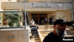 Seorang pria tampak membawa sejumlah pealatan dari kantor Al Jazeera di Yerusalem menyusul penggerebekan yang dilakukan polisi Israel terhadap kantor media tersebut 5 Mei 2024. (Foto: Reuters/Jamal Awad)