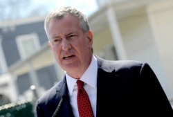 빌 더블라지오 뉴욕 시장이 신종 코로나바이러스 집중 발병 지역에서 오는 사람들을 점검하기 위한 검문소를 교량과 터널 등 시내로 진입하는 주요 교통로에 설치할 계획이라고 5일 발표했다.