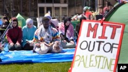 ผู้ชุมนุมร่วมกันละหมาดในการปักหลักรวมกลุ่มที่สถาบันเทคโนโลยีแมสซาชูเซตส์ (MIT) เพื่อประท้วงที่สถาบันฯ ไม่เรียกร้องให้เกิดการหยุดยิงอย่างทันทีในฉนวนกาซ่า รวมถึงตัดสัมพันธ์กับกองทัพอิสราเอล วันที่ 22 เมษายน 2024 (ที่มา:AP)
