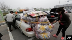 개성공단 잠정중단을 선언한 가운데, 8일 물건을 가득 싣고 돌아온 한국측 개성공단 근로자.