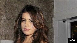 Salah seorang wanita penghibur bernama Ruby, yang diduga "melayani" PM Berlusconi dalam sebuah pesta di Genoa.