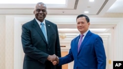 在柬埔寨通讯社(AKP)发布的这张照片中，美国国防部长劳埃德·奥斯汀到访柬埔寨首都金边与柬埔寨首相洪马内握手。（2024年6月4日）