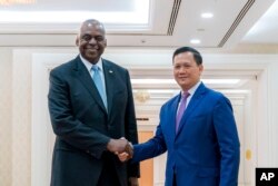 រូបឯកសារ៖ រដ្ឋមន្ត្រីក្រសួងការពារជាតិសហរដ្ឋអាមេរិកលោក Lloyd Austin ចាប់ដៃគ្នាជាមួយនាយករដ្ឋមន្ត្រីកម្ពុជាលោក ហ៊ុន ម៉ាណែត នៅក្នុងជំនួបមួយ នៅរាជធានីភ្នំពេញ កាលពីថ្ងៃទី៤ ខែមិថុនា ឆ្នាំ២០២៤។