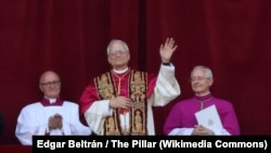 新教宗良十四世在当选后不久向聚集在梵蒂冈圣伯多禄广场(又译圣彼得广场)的人群挥手致意。(2025年5月8日)