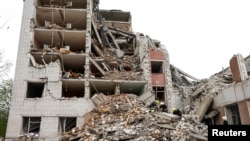 რუსეთის სარაკეტო თავდასხმის შედეგად დანგრეული შენობა ჩერნიჰივში, უკრაინა. 17 აპრილი, 2024წ.