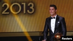 Cristiano Ronaldo saat menerima penghargaan semakin pemain terbaik FIFA Ballon d'Or 2013 di Zurich, Swiss (13/1). 