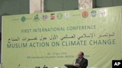 Muslim environmentalists are pushing for a green Hajj - the pilgrimage in Mecca that three million Muslims make each year - which would include a ban on plastic bottles at Hajj sites