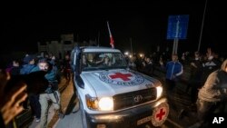 รถของกาชาดสากลนำพาตัวประกันชุดที่ 3 ซึ่งฮามาสปล่อยตัวในวันอาทิตย์ มายังอิสราเอลในวันอาทิตย์ที่ 26 พ.ย. 2566