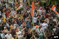 د هندي کشمیر په مرکز سرينګر کې د ټاکنو د کمیسیون مخې ته د نیشنل کنفرانس او کانګرس ګوندونو پلویان د خپلو ګوندونو بری نمانځي.