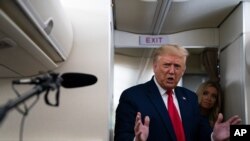 도널드 트럼프 미국 대통령이 17일 위스콘신주 유세를 마치고 워싱턴으로 돌아오는 전용기 안에서 기자들과 대화하고 있다.