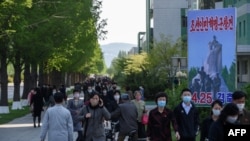 지난 25일 북한 평양에 군 창건 89주년을 기념하는 선전물이 걸려있다.