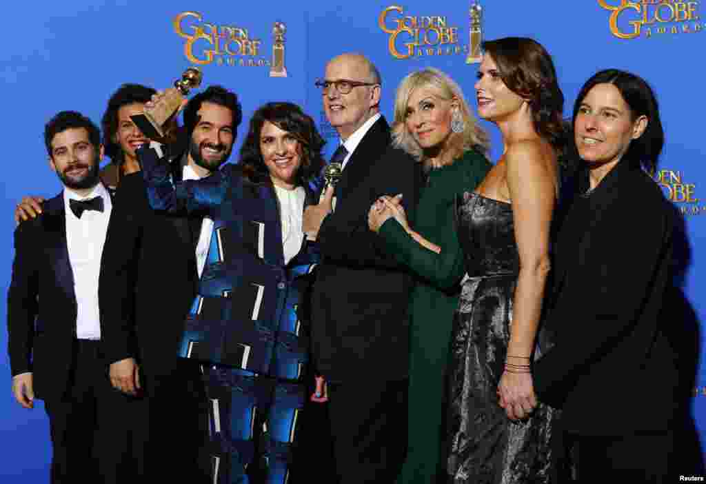 Pencipta program Jill Soloway dan aktor Jeffrey Tambor bersama para pemeran &quot;Transparent&quot; berpose di belakang panggung bersama piala mereka yang meraih penghargaan sebagai TV Seri-Komedi/Musikal Terbaik dalam Golden Globe ke 72 di Beverly Hills, California (11/1).