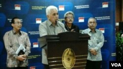 Menteri Koordinasi bidang Perekonomian Hatta Rajasa berbicara dengan wartawan usai rapat koordinasi masalah pangan di Jakarta. (VOA/Iris Gera)