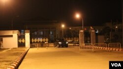 Some official vehicles used by ministers were seen entering and leaving the headquarters of Myanmar's ruling Union Solidarity and Development Party in Naypyidaw, Myanmar, Aug. 12, 2015. (Credit: May Kha/VOA)