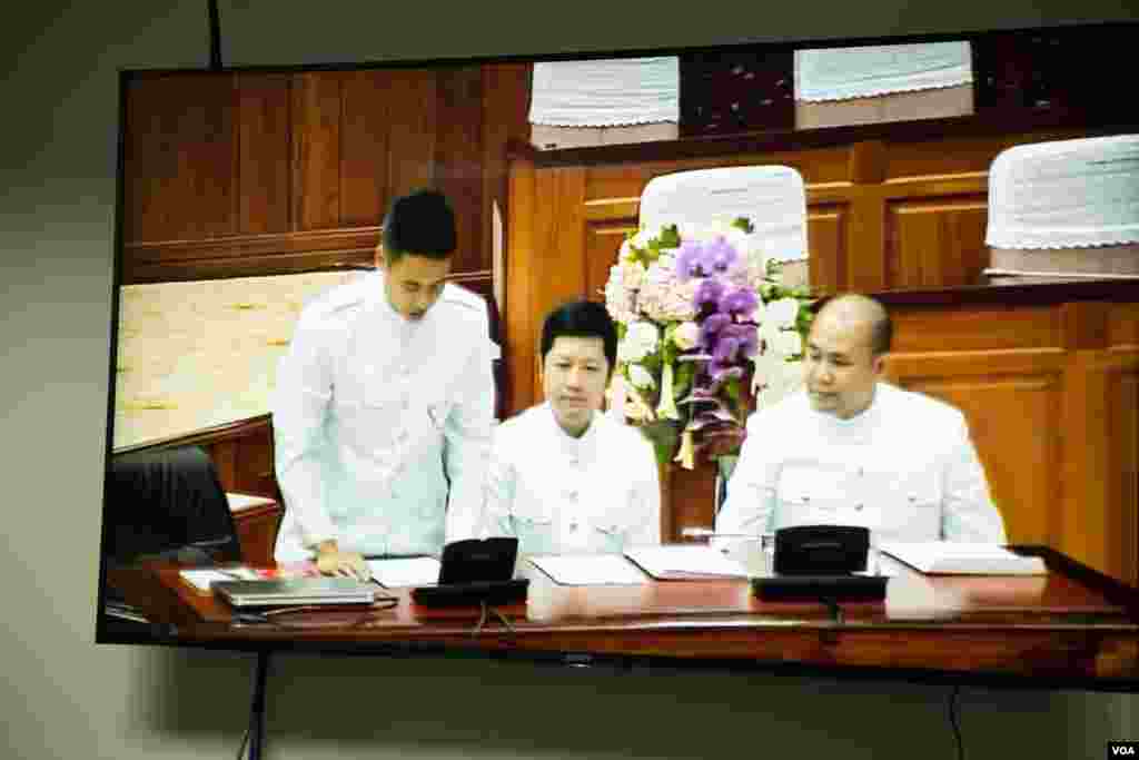 លោក យឹម លាភ (ឆ្វេង) លោក សុខ សូកាន និងលោក ហ៊ុន ម៉ានី តំណាងរាស្រ្តក្មេងបំផុតនៃគណបក្សប្រជាជនកម្ពុជា ចូលរួម ក្នុងសម័យប្រជុំពេញអង្គលើកទី១ នីតិកាលទី៦ នៅព្រឹកថ្ងៃពុធទី០៥ កញ្ញា ឆ្នាំ ២០១៨។ (ទុំ ម្លិះ/VOA)