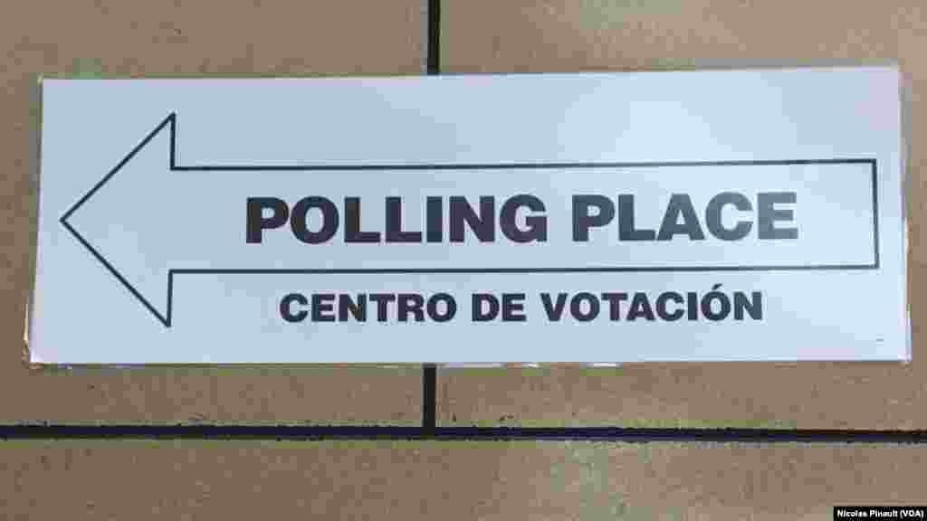 Une indication montrant le centre de vote d&#39;Arlington, Virginie, le 5 novembre 2016 (VOA/Nicolas Pinault)