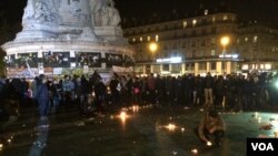 Orang-orang kembali ke Place de la Republique di Paris, setelah kepanikan menyebar tentang kemungkinan adanya serangan susulan, 15 November 2015. (Photo: D. Schearf / VOA)