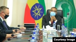Jeffrey Feltman, envoyé spécial des États-Unis pour la Corne de l'Afrique et le vice-Premier ministre et ministre des Affaires étrangères Demeke Mekonnen. (VOA/ Amharic)