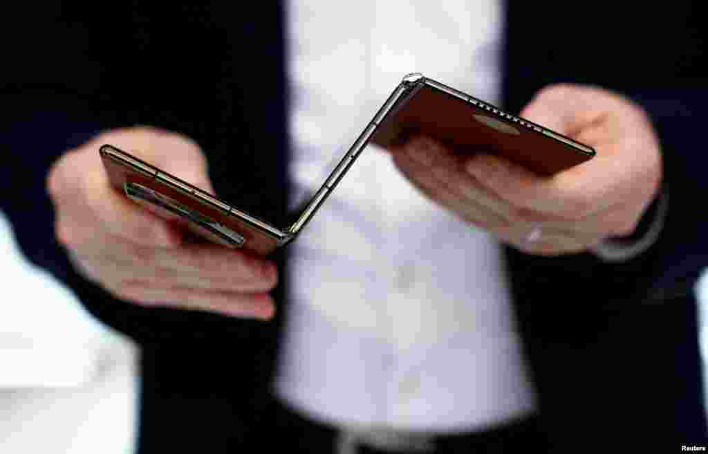 Ispaniyada o&#39;tgan Mobil dunyo kongressida &quot;Huawei&quot;ning &quot;Mate XT Ultimate&quot; mahsuloti namoyish qilinmoqda.&nbsp;