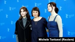Sutradara Eliza Hittman dan aktor Sidney Flanigan dan Talia Ryder menghadiri sesi foto untuk mempromosikan film "Never Rarely Sometimes Always” selama Festival Film Internasional Berlinale ke-70 di Berlin, Jerman, 25 Februari 2020. (Foto: REUTERS/Mich