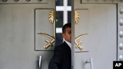 ARSIP - Seorang petugas kemanan bersiaga di konsulat Saudi Arabia di Istanbul, Turki, Selasa, 9 Oktober 2018 (foto: AP Photo/Lefteris Pitarakis)