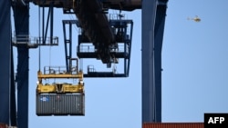 캘리포니아주 로스엔젤레스 항구에서 화물 운송 컨테이너가 선적에서 내려지고 있다 (자료사진)