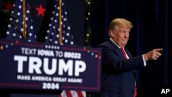 도널드 트럼프 전 미국 대통령이 유세 현장에서 손짓하고 있다. (자료사진)