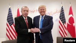 Presiden Turki Recep Tayyip Erdogan (kiri) bersama Preiden AS Donald Trump di KTT G20, Osaka, Jepang, 29 JUni 2019. (Foto: dok).