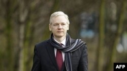 Sáng lập viên WikiLeaks Julian Assange tới tòa án ở London, ngày 24/2/2011