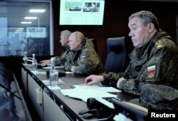 블라디미르 푸틴(가운데) 러시아 대통령과 발레리 게라시모프(오른쪽) 총참모장. 왼쪽은 세르게이 쇼이구 국방장관. (자료사진)