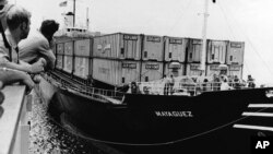 រូបឯកសារ៖ នាវប្រយុទ្ធ USS Harold E. Holt ត្រៀមចេញដំណើរដឹកសម្ភារៈនានាសម្រាប់ប្រតិបត្តិការសឹក​ម៉ាយ៉ាហ្កេ (SS Mayaguez) កាលពីខែឧសភា ឆ្នាំ១៩៧៥។ 