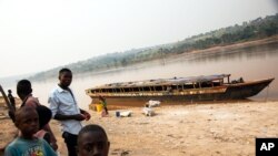 Bato bayike pene ya mayi ya Kasaï, na libongo ya Tshikapa, République démocratique du Congo, le 28 juillet 2017. 