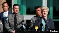 Okružna tužiteljka Meri Karmar Altvajs ipredstsavnik policije Santa Fea na konferenciji za novinare posle incidenta