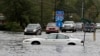 Mobil-mobil berusaha melewati jalanan yang tergenang banjir menuju Interstate 40 di Castle Hyane, North Carolina, pasca hantaman badai Florence yang menutup akses menuju Willmington, Noth Carolina, MInggu, 16 September 2018. 