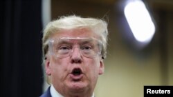 도널드 트럼프 미국 대통령이 5일 미국 애리조나주 파닉스 소재 허니웰 마스크 공장을 방문했다. 트럼프 대통령은 이날 코로나 합동대응조직 해산 계획과 관련 "다른 형태의 조직을 갖게 될 것"이라고 밝혔다. 