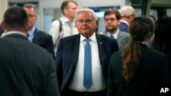 Канцеларијата на американското обвинителство во Менхетн ги обвини Менендез и неговата сопруга дека примале мито од илјадници долари во замена за користење на моќта и влијанието на Менендез како сенатор