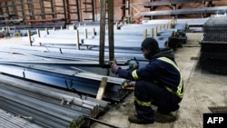Mfanyakazi katika kampuni ya North York Iron, inayouza bidhaa za chuma, huko Toronto Canada. Picha ya AFP