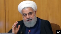 하산 로하니 이란 대통령이 8일 이란 테헤란에서 열린 내각 회의에서 발언하고 있다. 