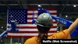 Salah satu adegan film dokumentar, "American Factory" produksi Netflix.
